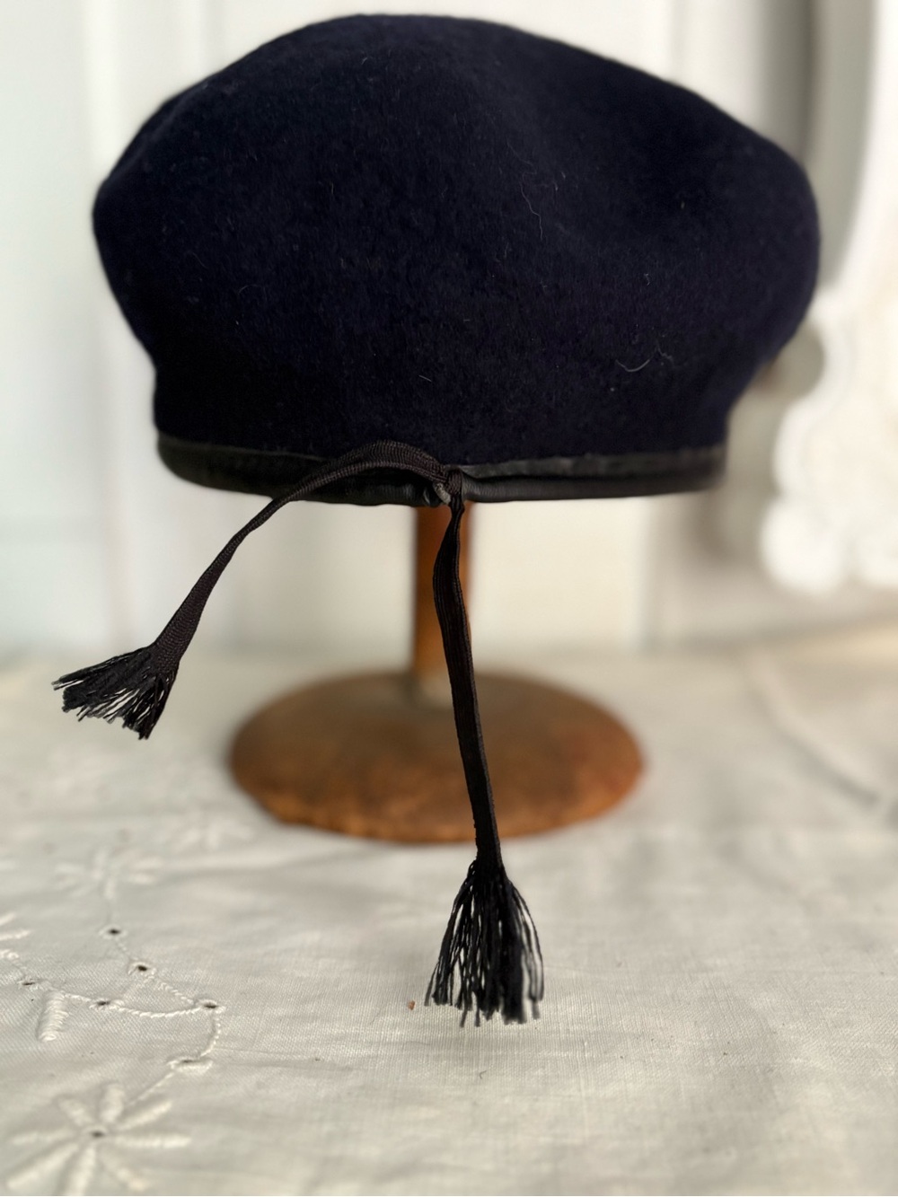 Vintage Classic Men's Black Wool Beret with Tassel Trim